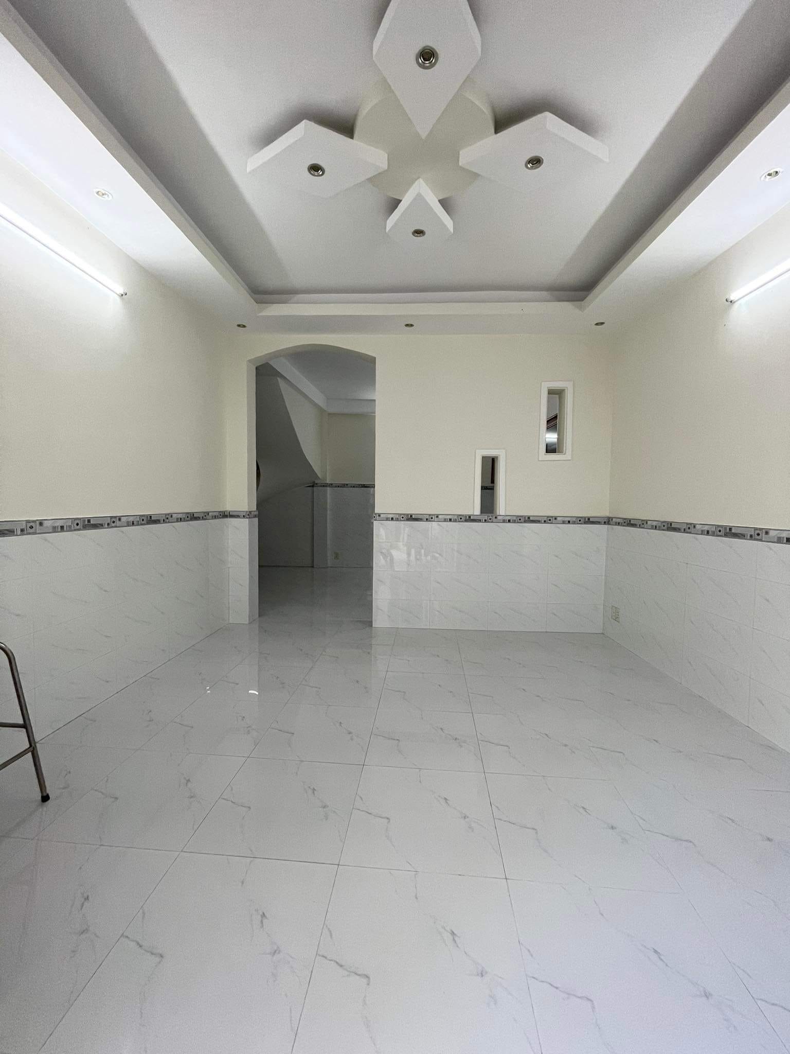 Nhà Nở Hậu Ngang Hơn 5m - 3 Tầng - Giá 4,.. Tỷ - Kề Phú Mỹ Hưng - Huỳnh Tấn Phát - Quận 7