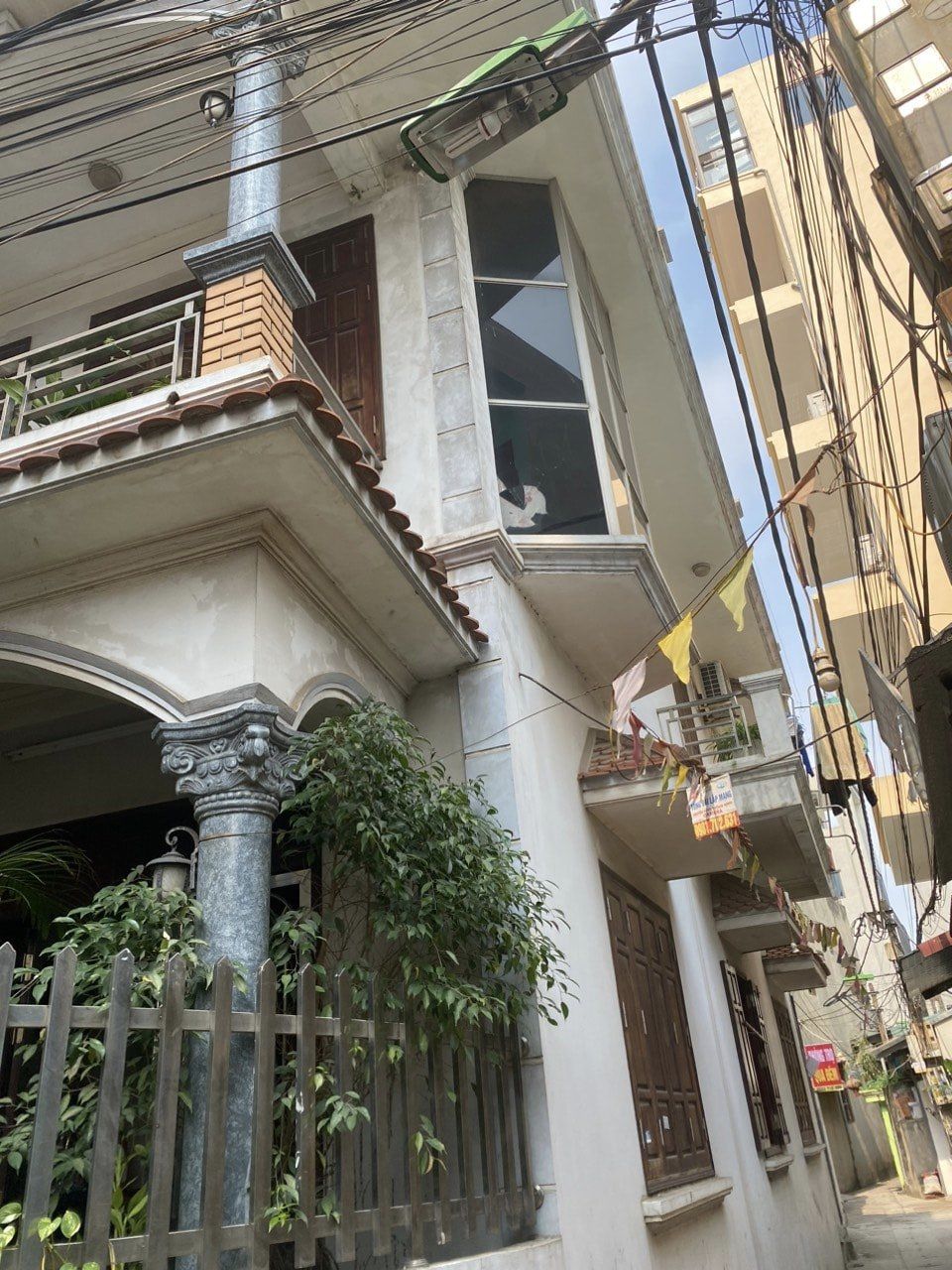 Bán nhà lô góc, gần khu đô thị Hồng Hà, gần bệnh viện nội tiết, diện tích 67m2 x 3 tầng, mặt tiền4 m. Giá 5 tỷ.