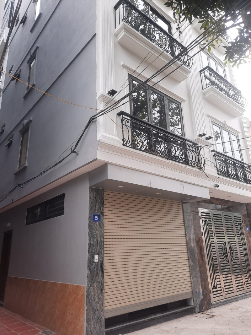 BÁN NHÀ ĐẸP MỚI TOANH, TRƯỚC NHÀ OTO TRÁNH, OTO VÀO NHÀ.