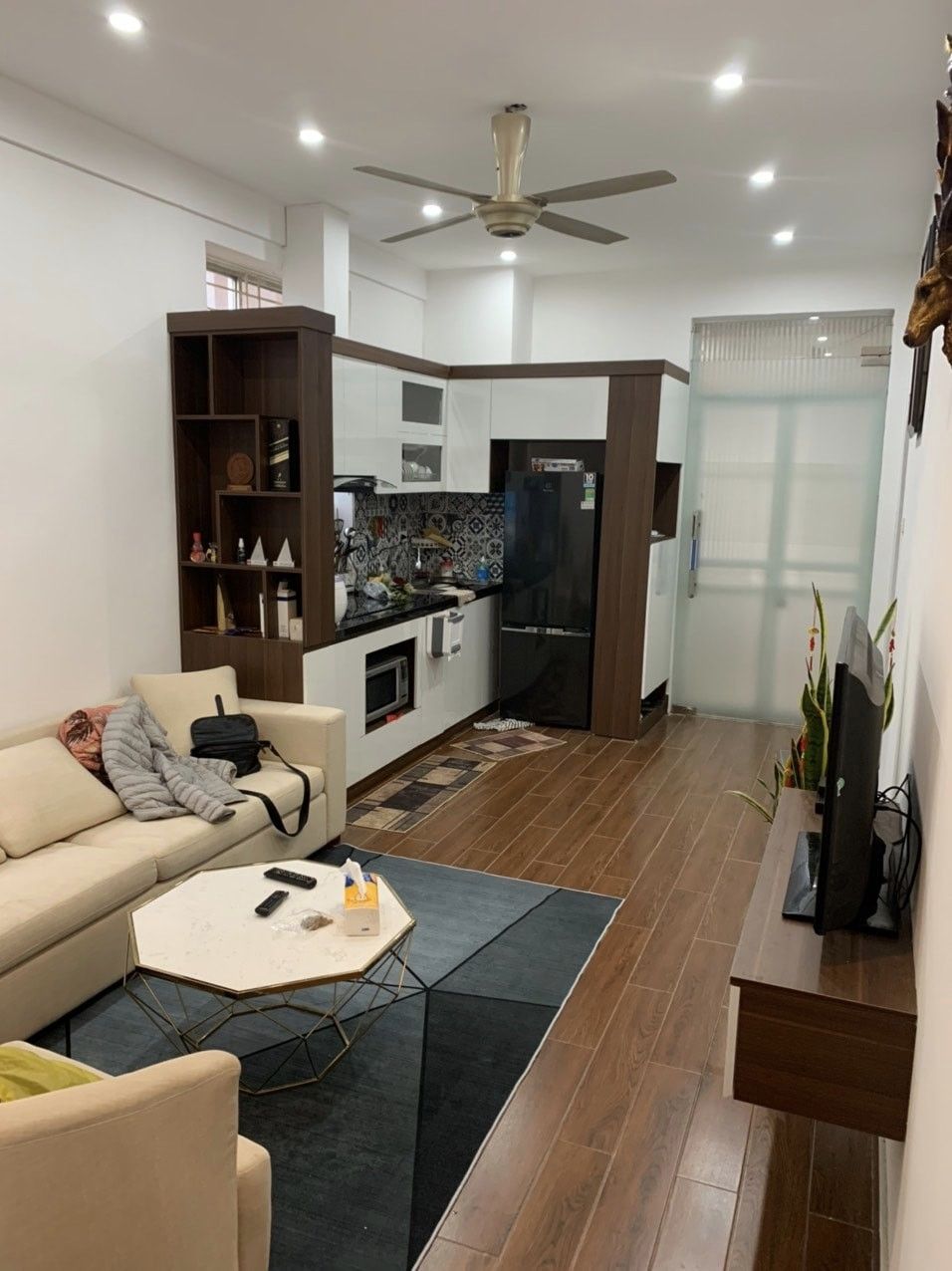 Cần bán căn chung cư N3B KĐT Trung Hòa Nhân Chính, Cầu Giấy. DT 60m2, giá 2,3tỷ.