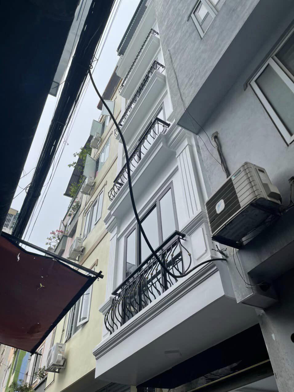 BÁN NHÀ CẦU GIẤY 7.95 TỶ 40M2 x 6 Tầng- MẶT NGÕ – OTO ĐỖ - 2 THOÁNG – DÒNG TIỀN KHỦNG –NGÕ THÔNG -SIÊU ĐẸP