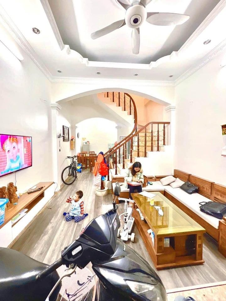 BÁN NHÀ NGUYỄN ĐÌNH HOÀN TT CẦU GIẤY 38/40M — 4 TẦNG — MẶT TIỀN 4M, Nhà Đẹp Thoáng, Ngõ Thông.