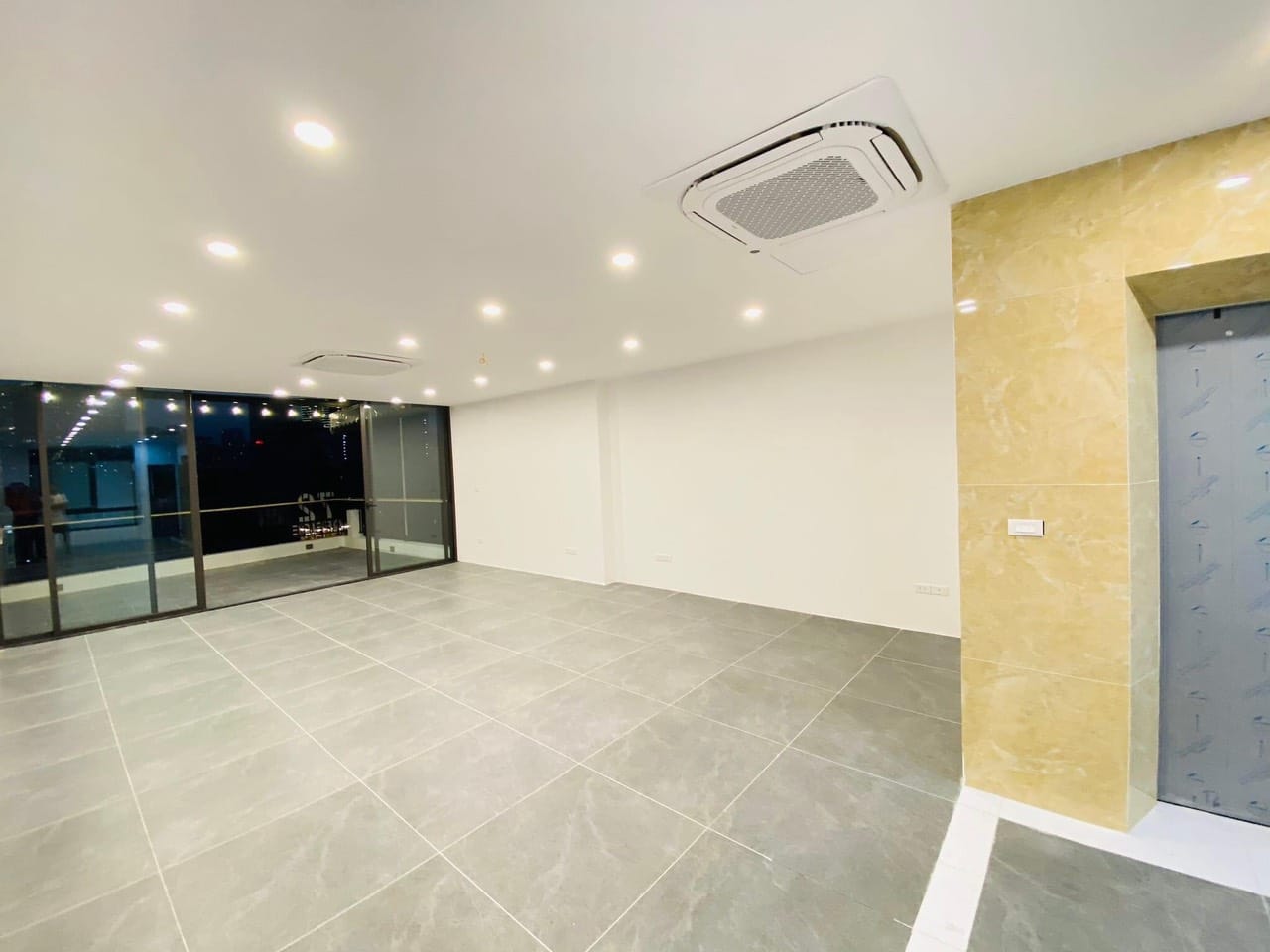 Bán nhà VIP mặt phố Cự Lộc, Thanh Xuân, 100m2x 8T, kinh doanh dòng tiền, view hồ - 26.8 tỷ