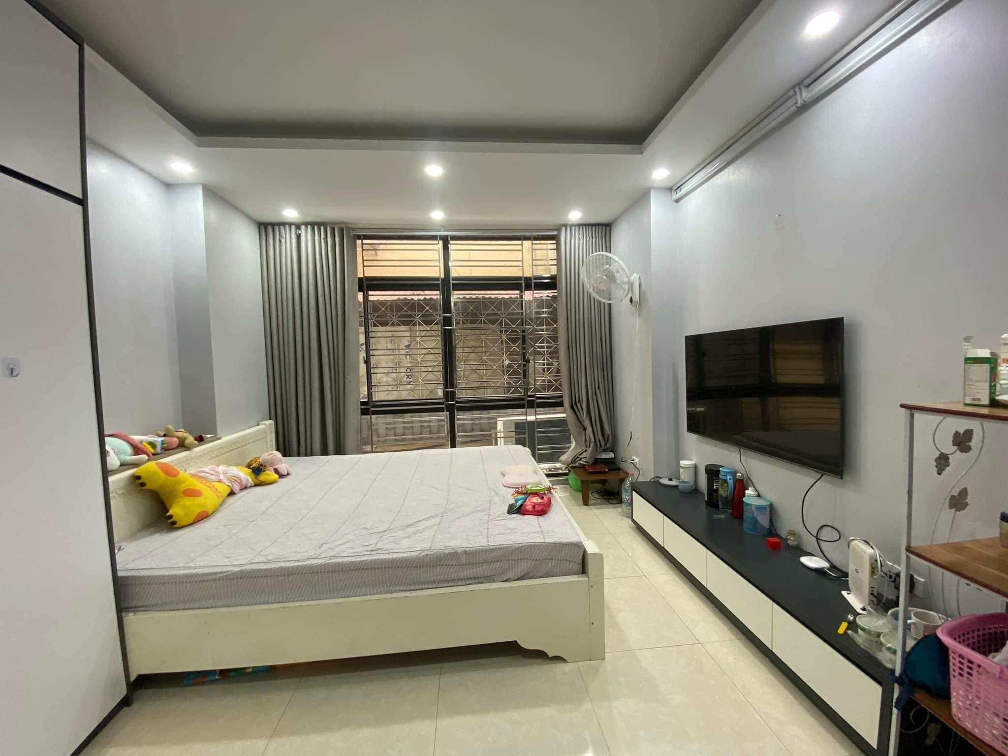 Bán nhà riêng tại phố Nguyên Hồng, Đống Đa. Cách ô tô tránh 5m. DT 36m2*6T. Giá 6,8tỷ.