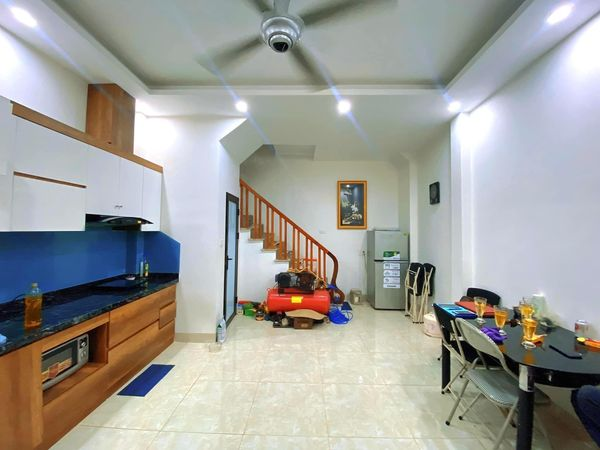 Bán nhà quận đường Nguyễn Đình Hoàn quận Cầu Giấy - Giá chỉ 4,x tỷ - Mặt tiền 5,2m2 - Nhà nở hậu.