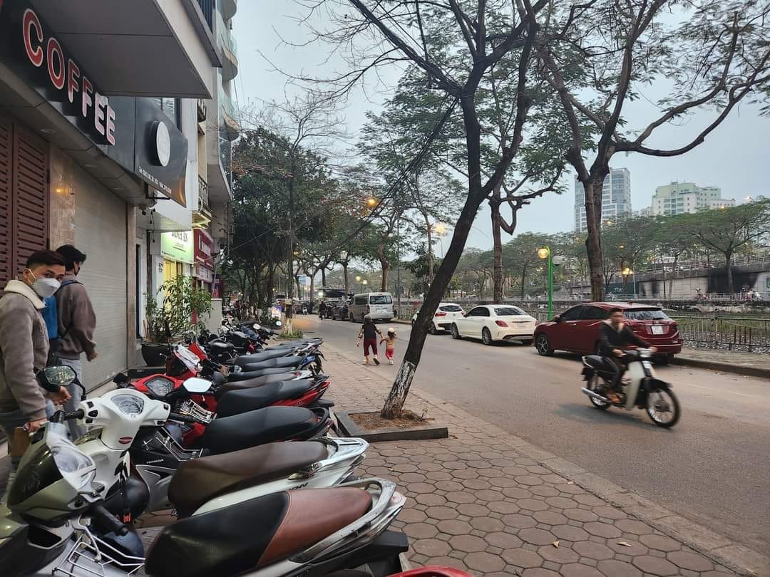 Chủ cần bán nhà ở phố Nguyễn Đình Hoàn, DT 50M2,4 tấng mặt tiền 4.5m giá 7,5 tỷ: 0936071228.