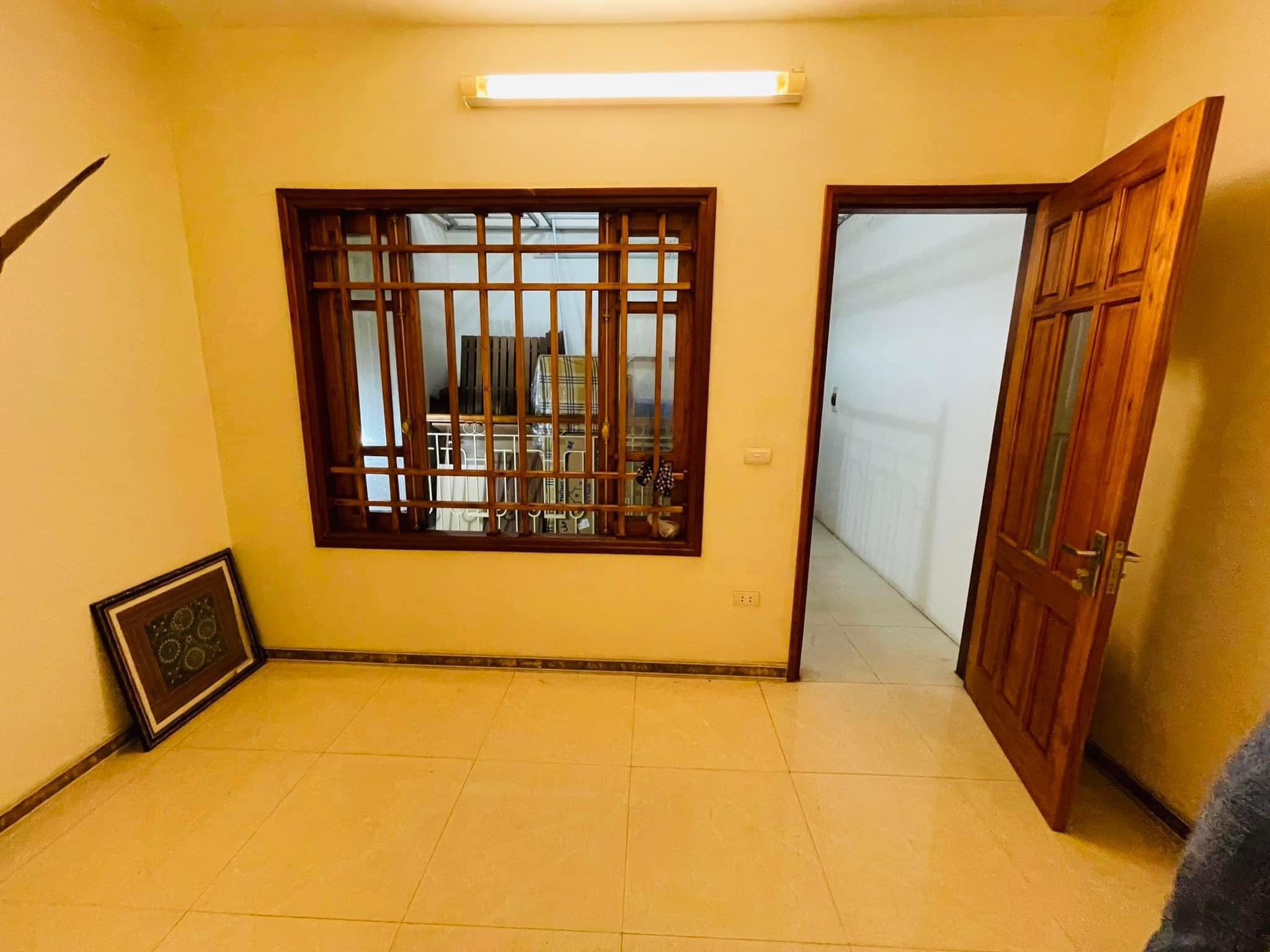 Cần tiền bán gấp nhà ngõ 199 Trần Quốc Hoàn, DT 45m2x4 tầng, nhà phân lô ở luôn