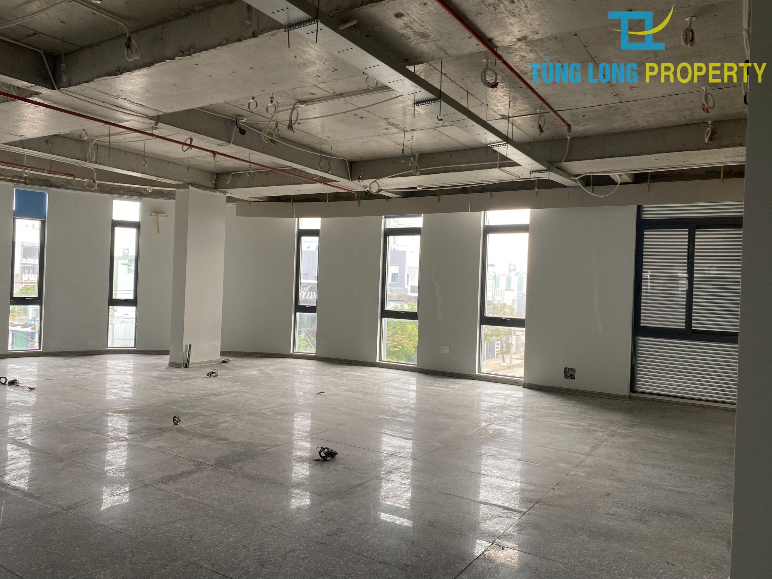 Cho thuê sàn 300m2, tòa nhà có thang máy đường 10m5 Hòa Xuân