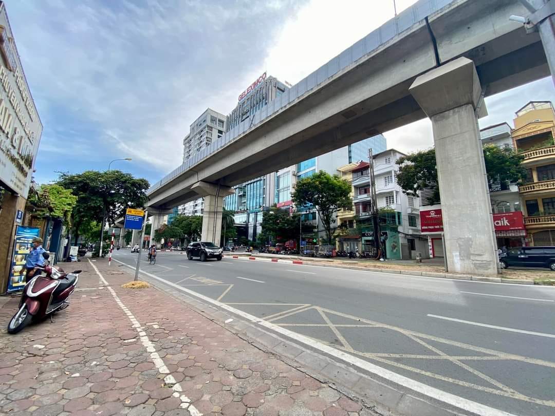 Mặt phố Hoàng Cầu, Đống Đa, vỉa hè, kinh doanh, ngay cạnh Quận ủy Đống Đa, 360tr/m2, 90m2 x 5 tầng.