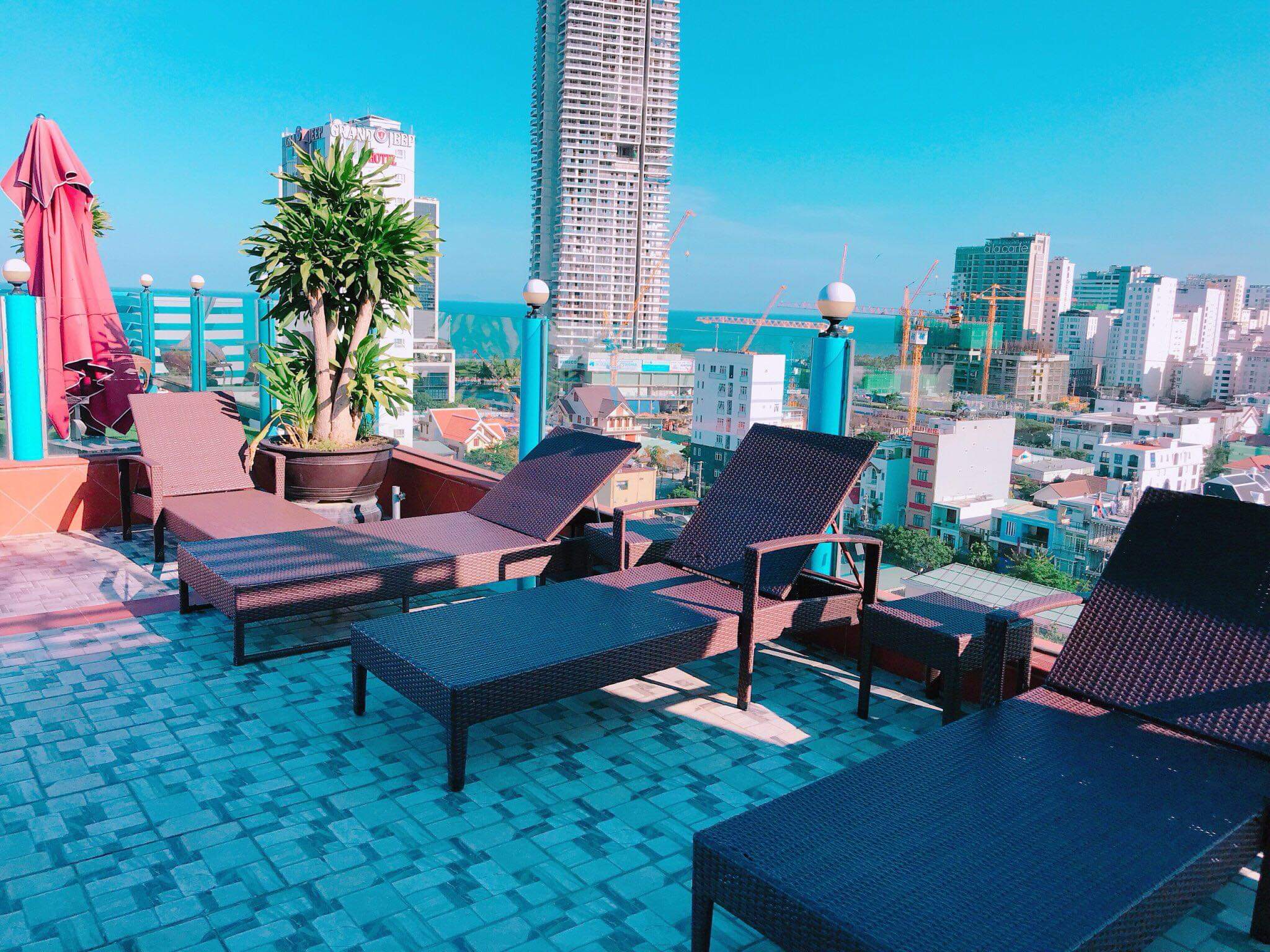 Chuyển nhượng KS 4 sao gần biển. 460m2. 12 tầng. 90 phòng. Giá 128 tỷ.kinh doanh ổn định