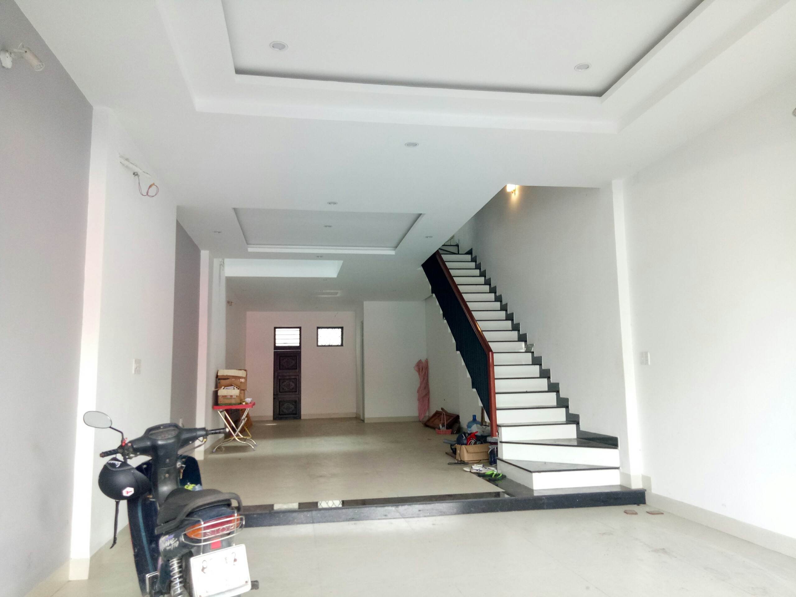 Nhà trống suốt mặt tiền gần 6m Phan Châu Trinh