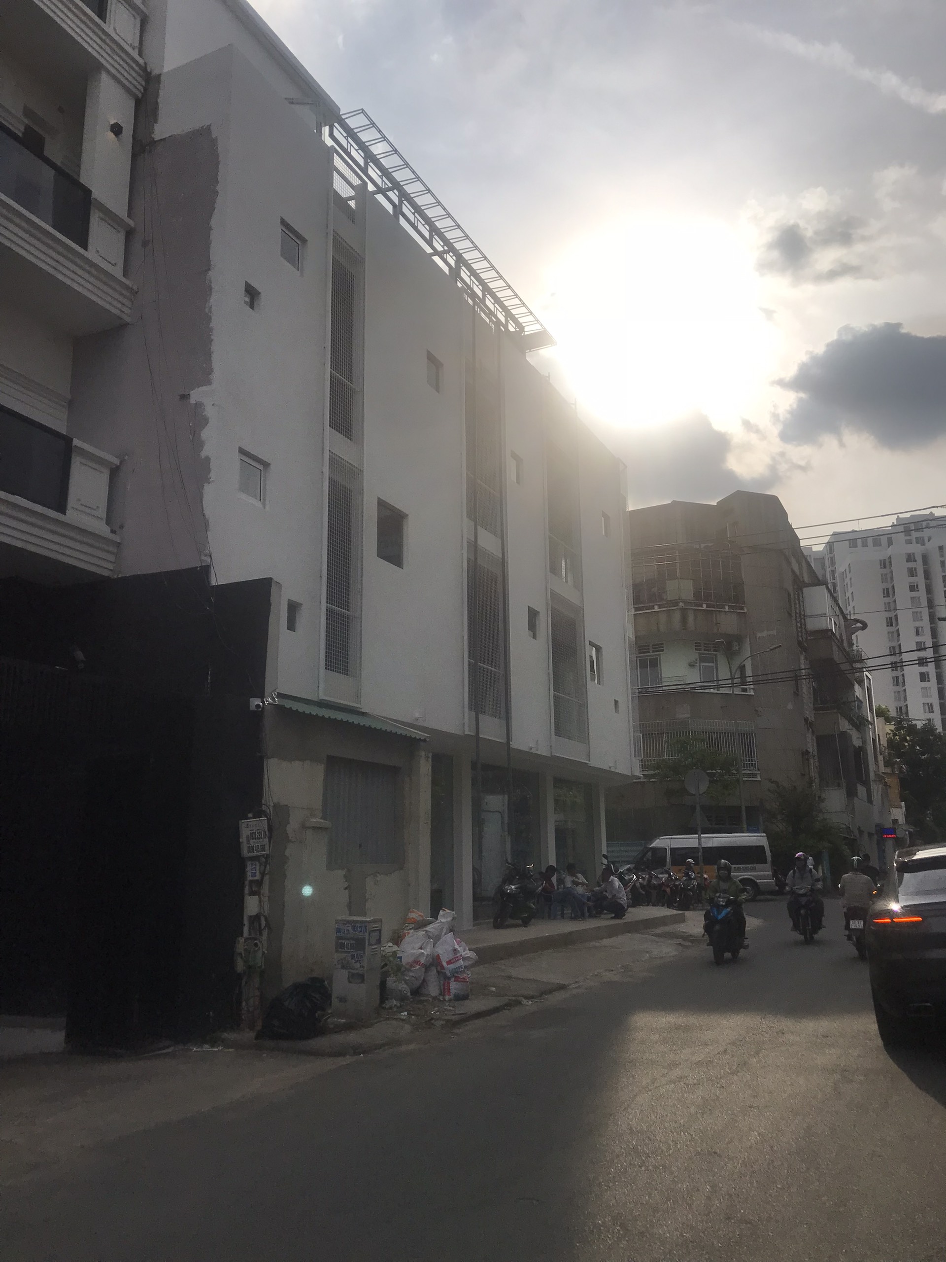 Cho thuê 2 góc MT Trần Nhật Duật. Ngang lớn 5,3m. Giá: 130tr (Thương lượng)