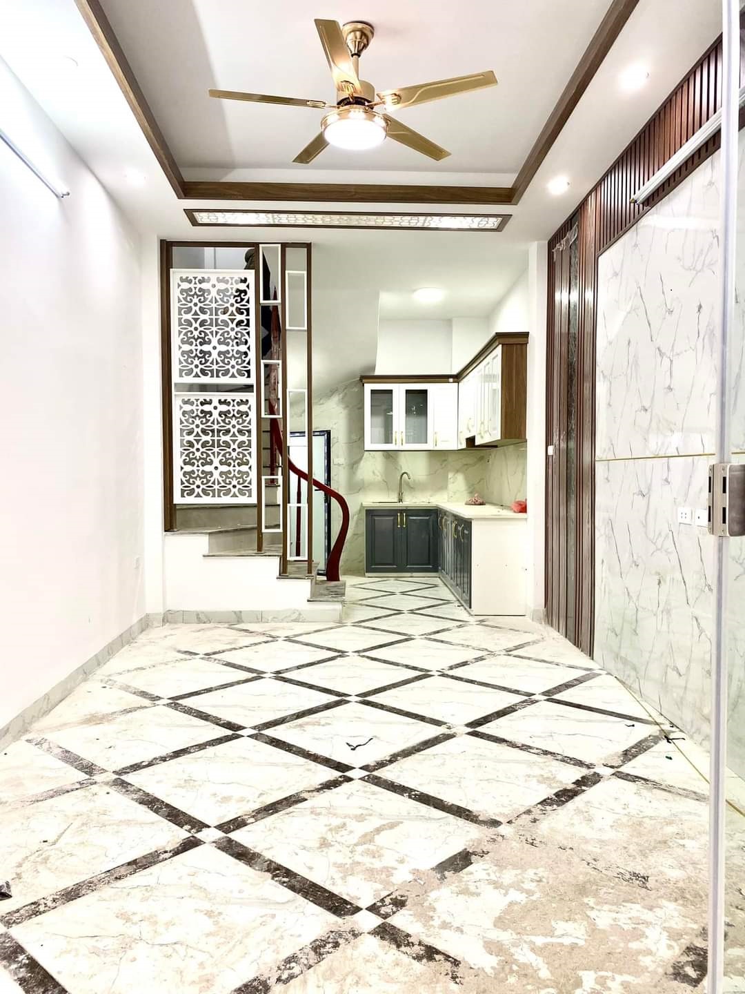 Bán nhà Tân Mai : 31m x5T, nhà đẹp , ngõ rộng , gần phố --3,33 tỷ