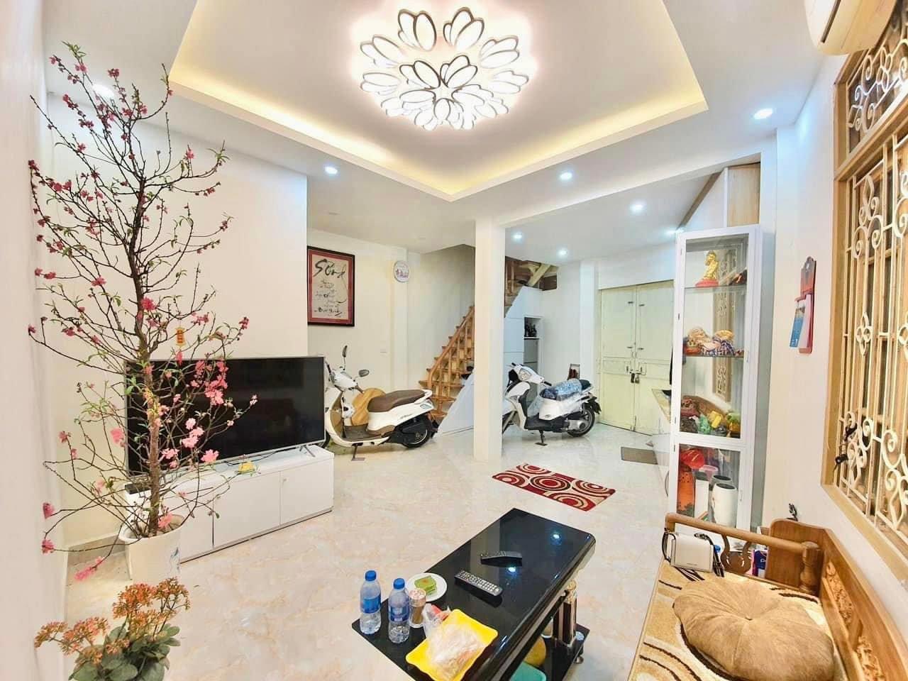 Bán nhà lô 2 thoáng Hào Nam 32m2 , 3 tầng , 4,1 tỷ nhỏ xinh