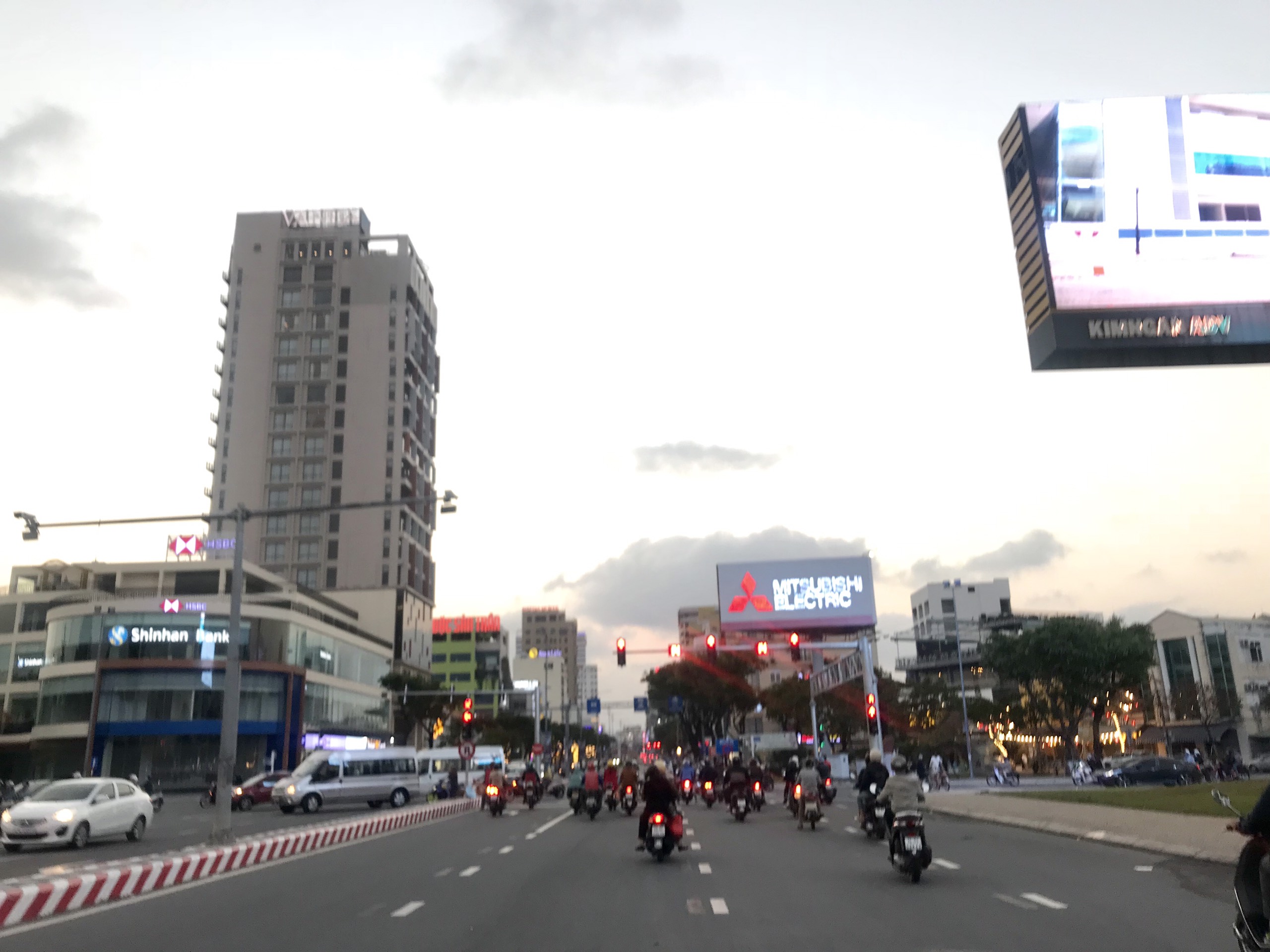 Nhà 4 tầng mặt tiền Nguyễn Văn Linh - DTĐ: 104 m2