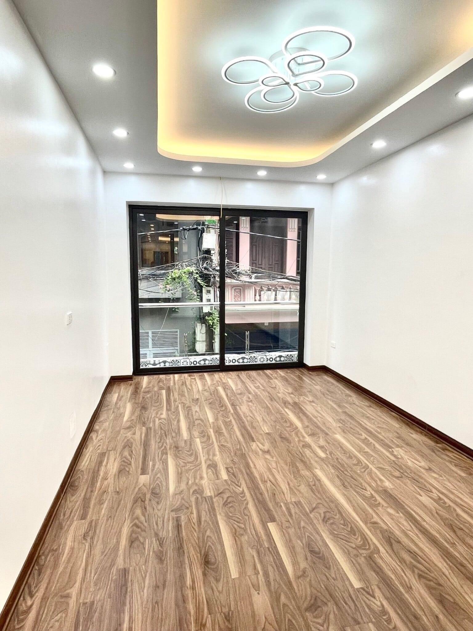 NHÀ 8/3 -40m -5 tầng-7,9 tỷ PHÂN LÔ - VỈA HÈ - Ô TÔ TRÁNH NHÀ ĐẸP - MỚI CỨNG Ở NGAY - Cách chợ vài bước chân, gần UBND phường