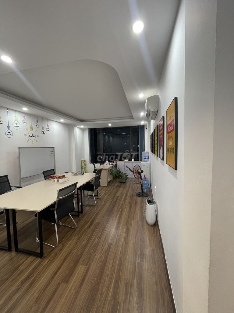 Cần nhượng lại văn phòng ở Hoàng Văn Thái nội thất mới tinh, giá siêu rẻ