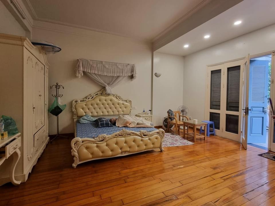 Siêu hiếm! 4.8 tỷ,nhà đẹp thang máy chủ tự xây, gần phố kinh doanh đỉnh cao, 45 m2 x 5 tầng, 5.2m MT. Phạm Văn Đồng, Bắc Từ Liêm.