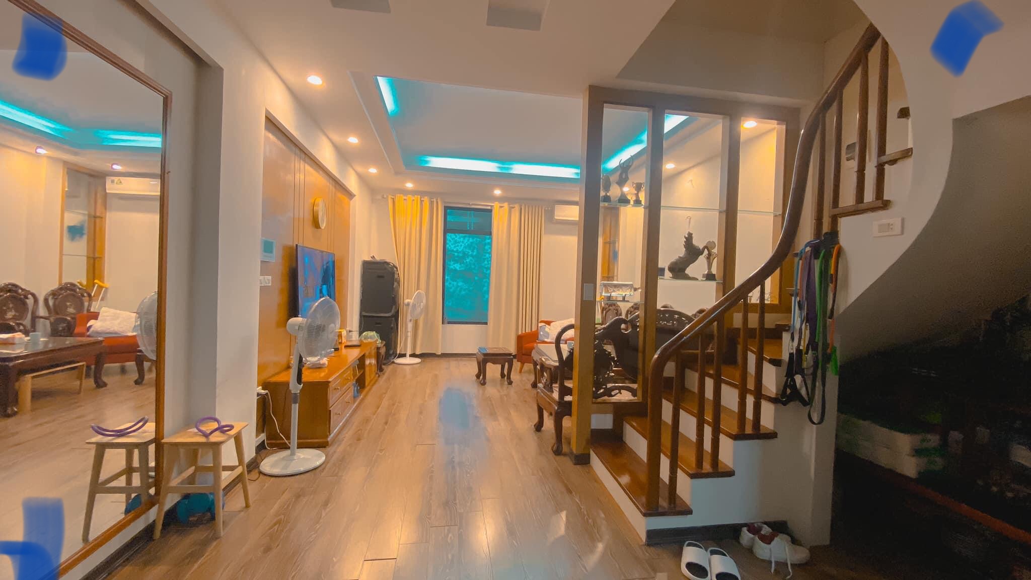 Trần Thái Tông chính chủ bán nhà phân lô 5 tầng, 55m vài bước chân ra phố, ô tô, kinh doanh tuyệt đỉnh. Giá 10 tỷ( có TL)