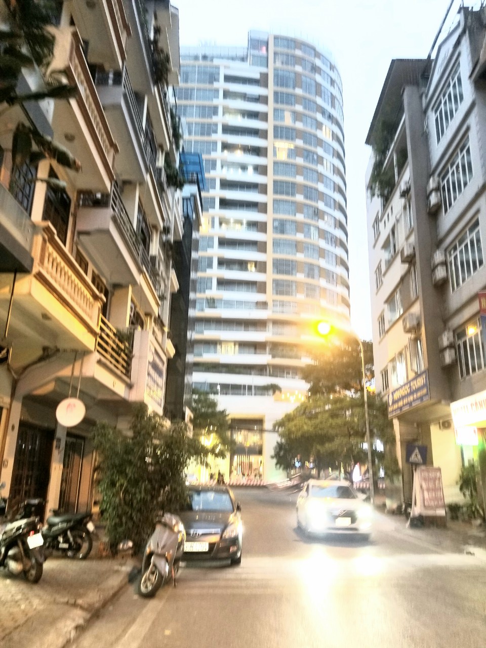 Bán tòa nhà (Căn hộ dịch vụ) Cầu Giấy, dòng tiền 2 tỷ 118m2, 7 tầng, lô góc, thang máy