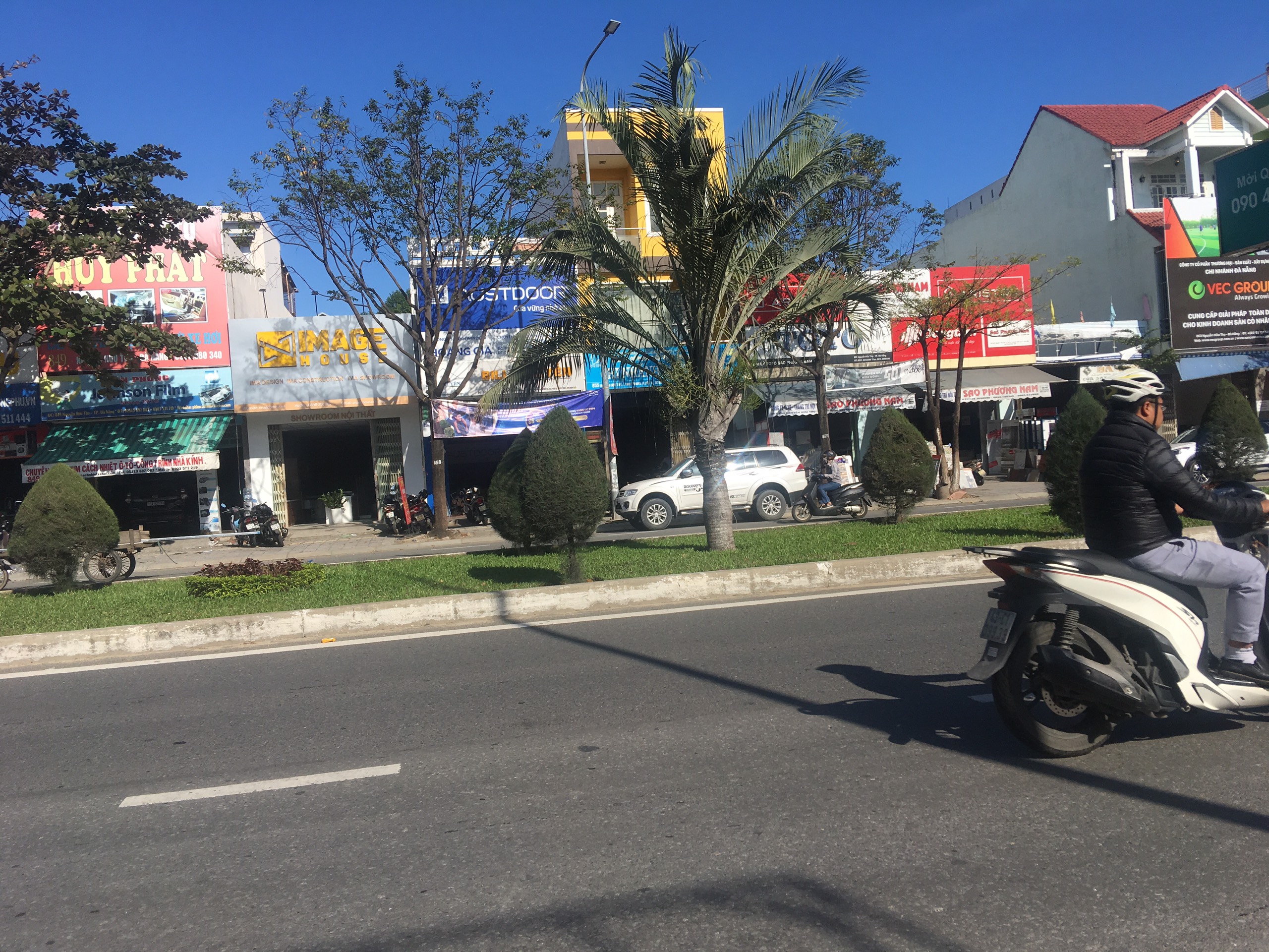 Nhà 3 tầng trống suốt Nguyễn Hữu Thọ - dtsd 250 m2