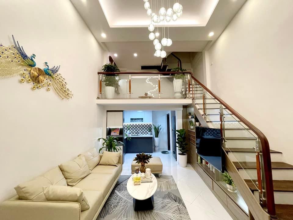 Chủ cần bán gấp căn Lạc Trung 35m -4 tầng -4,5 tỷ + Ngõ thông tứ tung ra Trần Khát Chân, Minh Khai, Lạc Trung. + Nhà hàng xóm của khu phân lô