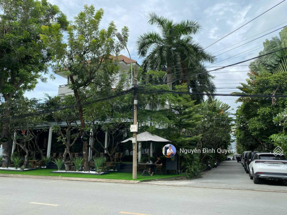 Bán biệt thự góc 2MT - Nguyễn Văn Hưởng - Thảo Điền. Dt: 525m2 (18 x 36m) 3 tầng - 199 tỷ