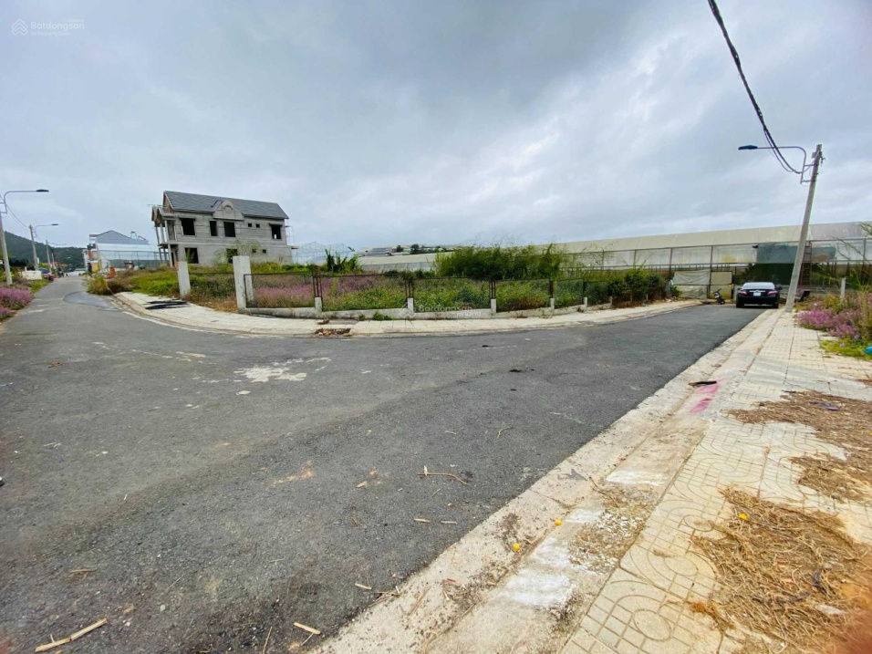 Bán đất KQH Nguyễn Hữu Cầu, Đà Lạt 325m2, full thổ cư giá chỉ 24,5 tr/m2