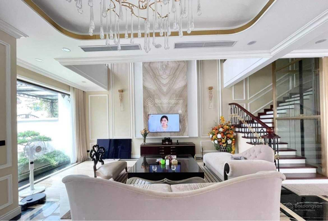 Bán đơn lập Hoa Phượng, 200m2, 35 tỷ, HT nội thất hiện đại cực thoáng, view trục đường chính