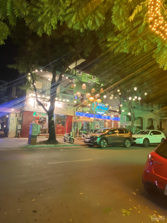 Bán gấp nhà mặt phố Hạ Hồi - Quang Trung - Hoàn Kiếm. Giá: 28 tỷ, diện tích: 100m2