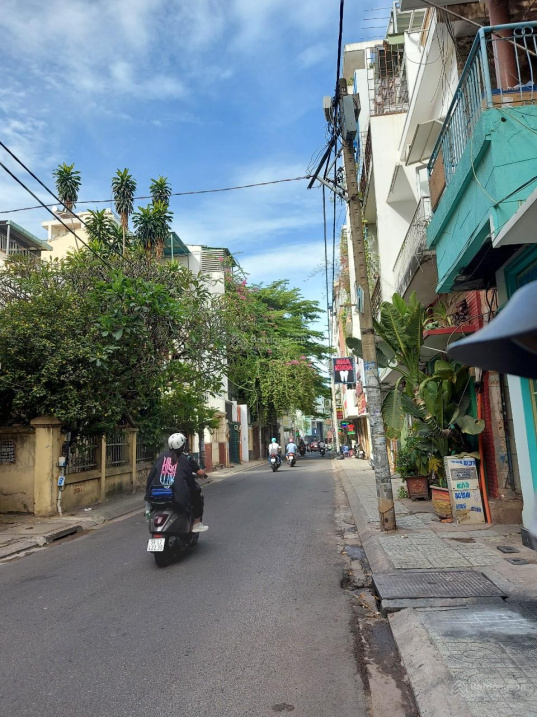 Bán nhà 109m2 3 tầng xe hơi 7 chỗ đậu trong nhà giá 6,1 tỷ tại Phan Văn Hớn - Trường Chinh, Q12
