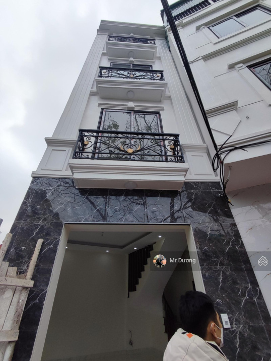 Bán nhà 3,5 tầng, giá 1,9 tỷ tại trung tâm xã Đông La, ngõ 2,5m, thoáng trước sau. S 35m2 3PN