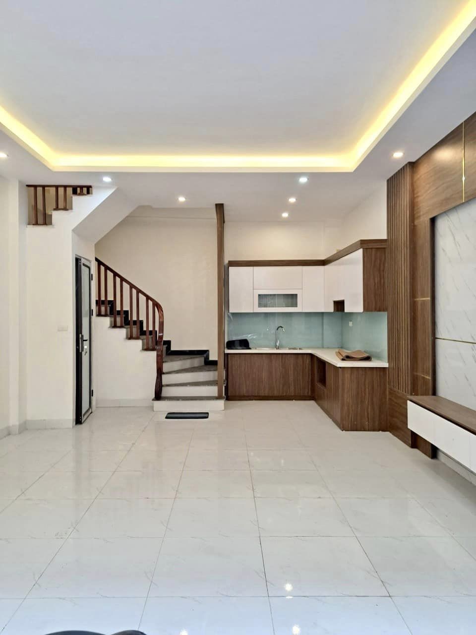 Bán nhà Quận Hoàng Mai 40m2*5T, MT 4M, Ô TÔ ĐỖ TRÁNH 30M, NGÕ NÔNG THOÁNG, TIỆN ÍCH