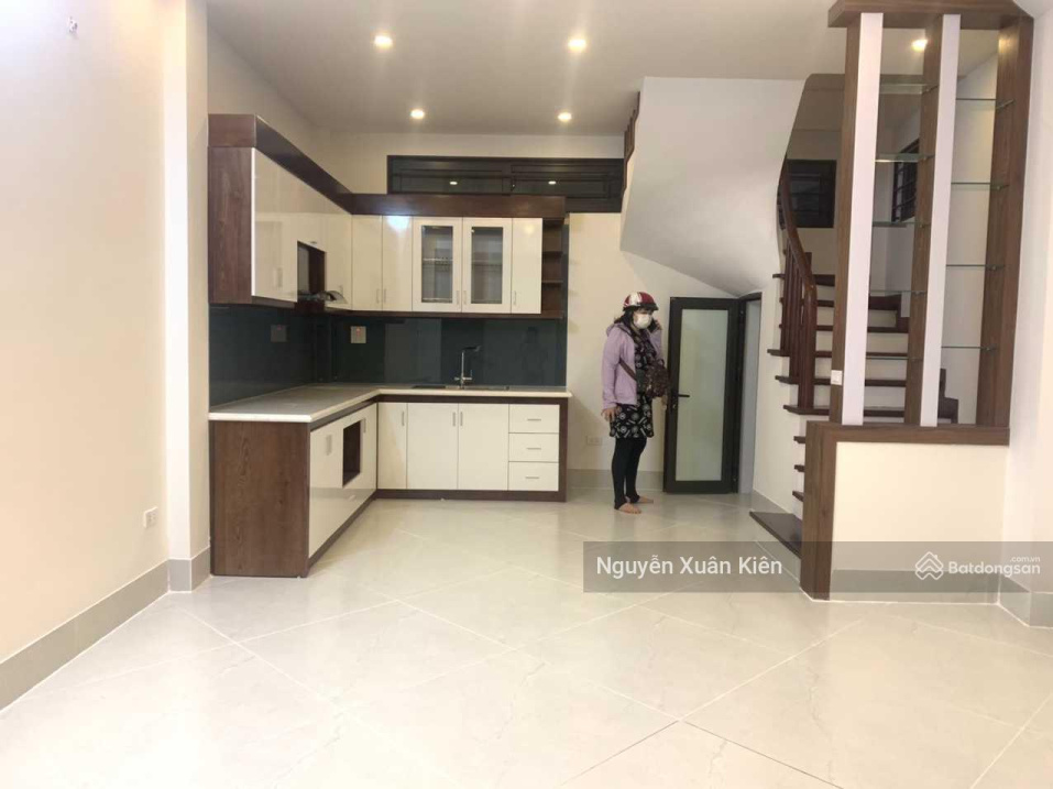 Bán nhà đường Hoa Bằng, Cầu Giấy 45m2 xây 5 tầng mới, ô tô 4 chỗ đỗ cửa giá 4.5 tỷ