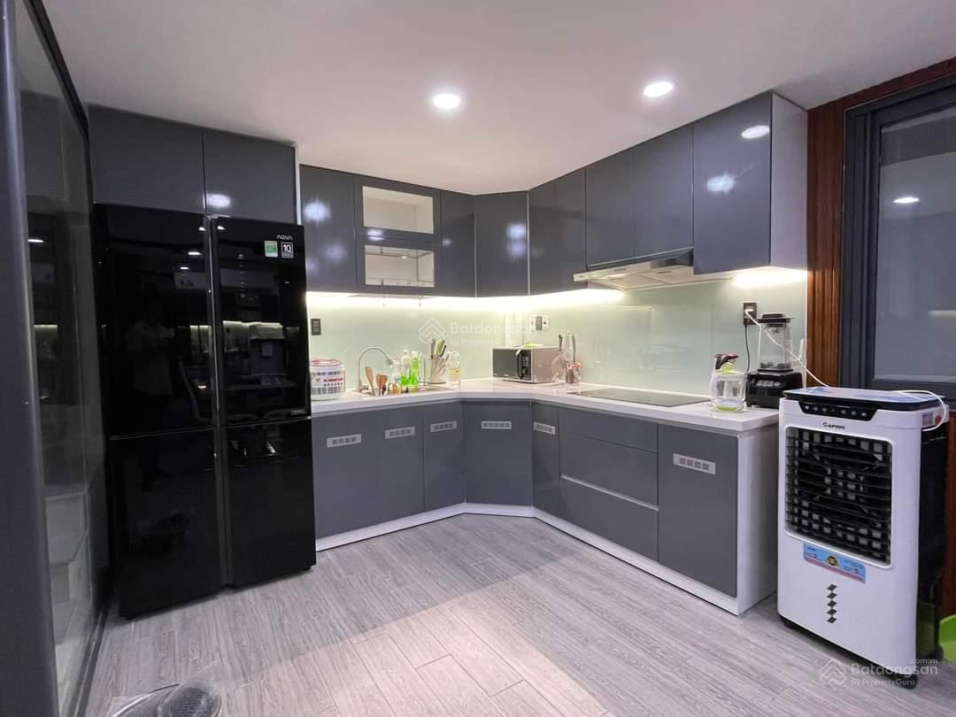 Bán nhà hẻm xe tải, cách mặt tiền Huỳnh Tấn Phát 20m, sân đậu 2 ô tô