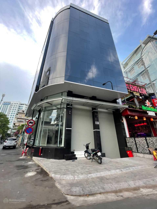 Bán nhà mặt tiền đường 3/2 Quận 10. DT: 5.1x22M, nhà trệt 4 lầu giá 29.9 tỷ TL