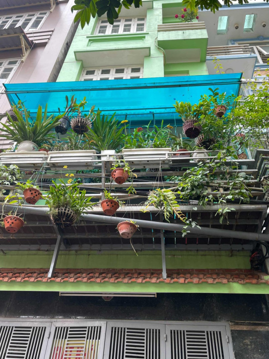 Bán nhà phố Hoàng Quốc Việt 5t hướng Đông tứ trạch, thang máy, 100m2, giá 17.6 tỷ