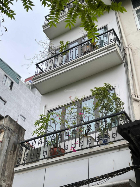 Bán nhà phố Trần Quốc Hoàn Cầu Giấy 50m2, 12,5 tỷ phân lô, ô tô