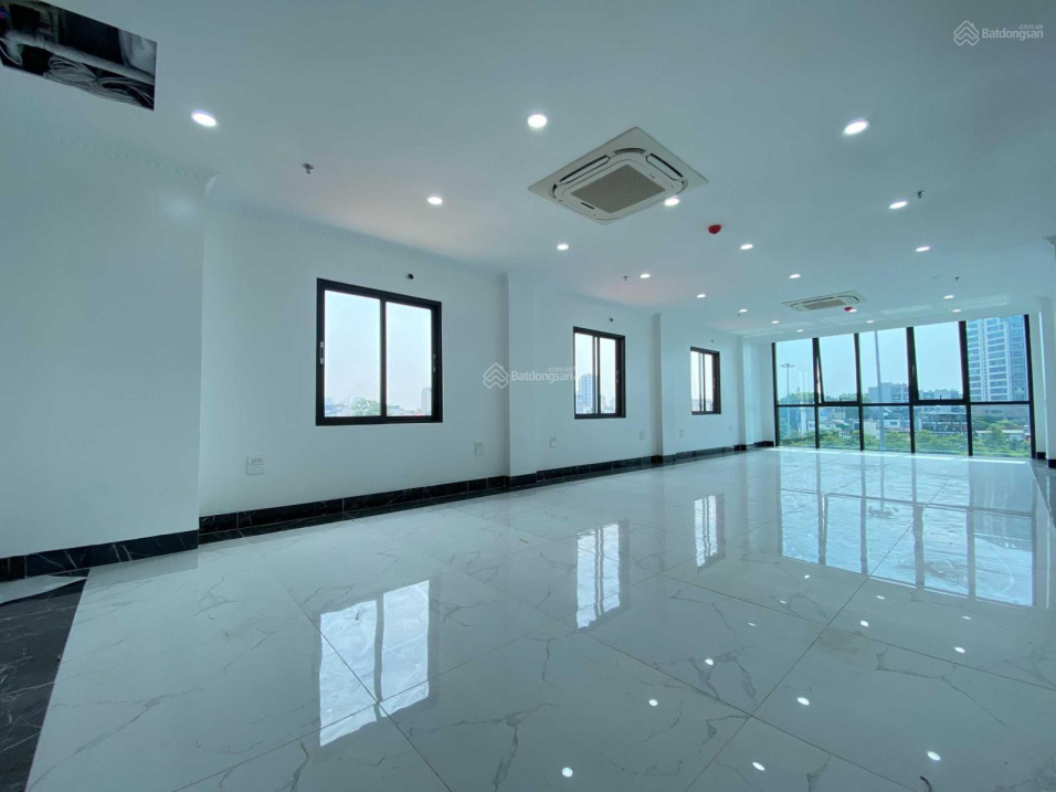 Bán tòa nhà văn phòng đường Hoàng Quốc Việt, Nghĩa Đô, Cầu Giấy 85 m2 x 8,5T ô tô tránh vỉa hè rộng