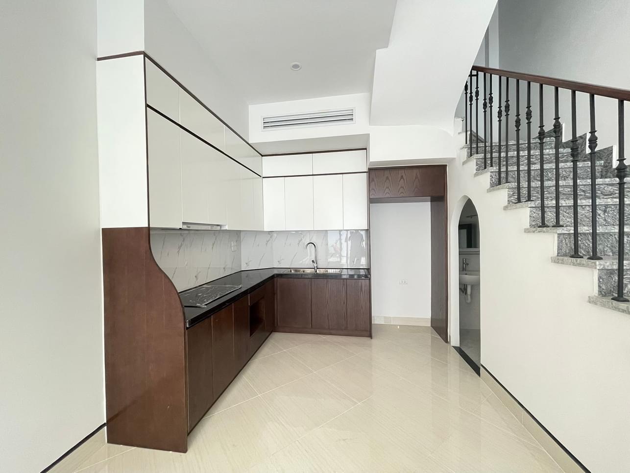 HOA HẬU NGỌC THUỴ GẦN CẦU LONG BIÊN. Ô TÔ VÀO NHÀ: 42M, 5TẦNG