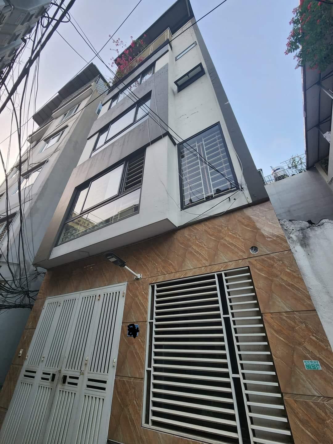 Siêu phẩm Võ Chí Công, Cầu Giấy Nhà Đẹp 3 Mặt Thoáng, 40m2 5 Tầng MT 5,5m Giá 5,9 tỷ.