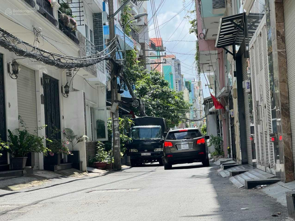 CC cần bán gấp dãy nhà trọ Dương Quảng Hàm P6 Gò Vấp. Hẻm 6m. Dt: 9*28m Cấp 4. Gía: 15,2 tỷ