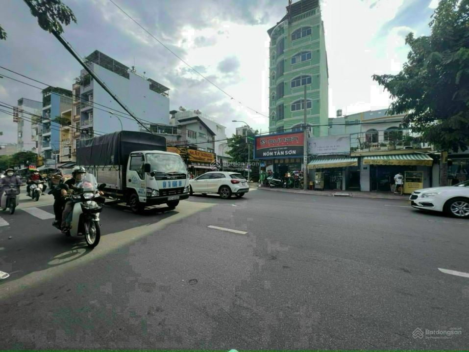 CC cần bán gấp nhà mặt tiền Tân Sơn Dt: 9*31m nở hậu. Cấp 4. Gía: 32 tỷ thương lượng chính chủ