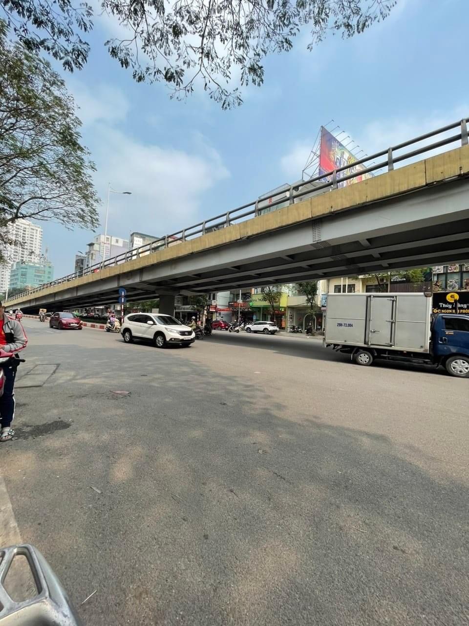 MẶT PHỐ LÁNG HẠ ĐỐNG ĐA VỈA HÈ Ô TÔ CẦN BÁN 10 tỷ 8 SĐCC LH:0975936436