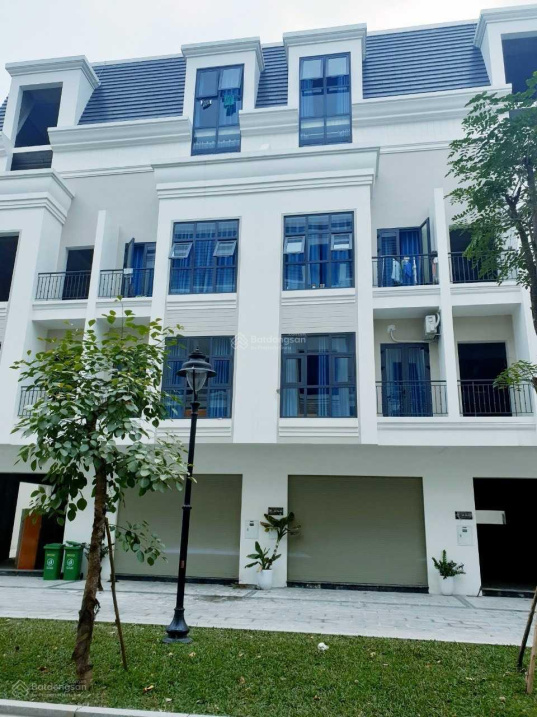 Chính chủ bán shophouse giá 7, x tỷ cả nhà gần trung tâm thương mại
