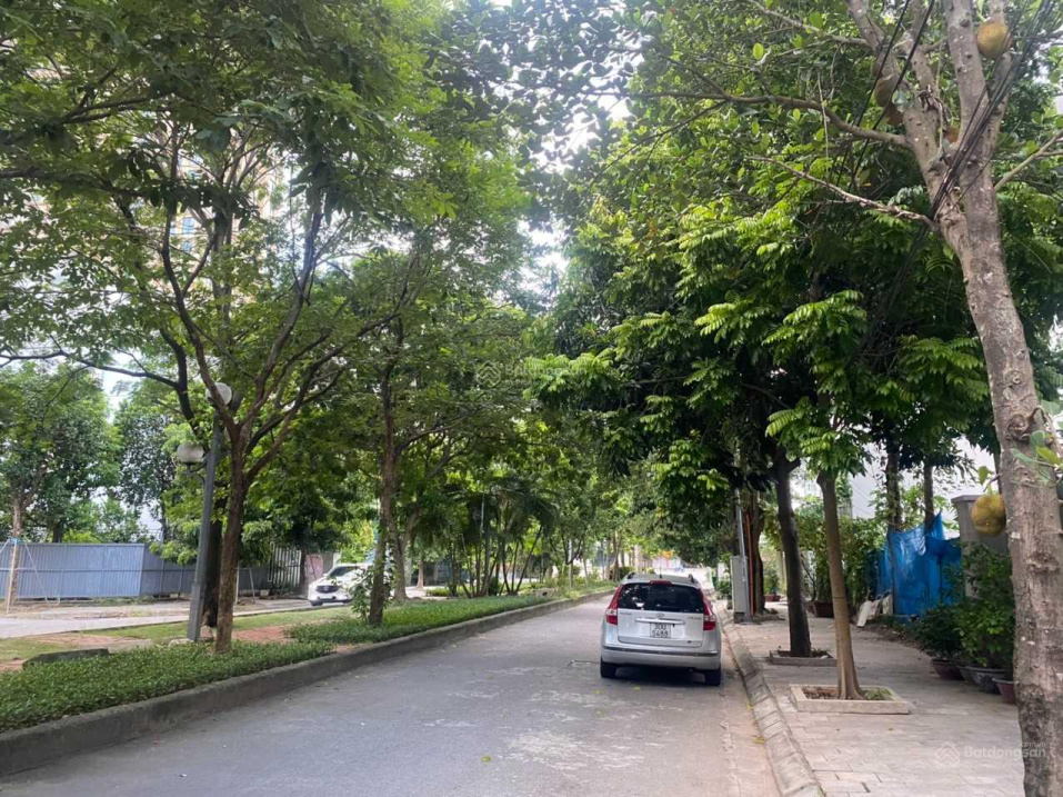 Chủ bán gấp đất biệt thự-văn phòng-view vườn hoa-kinh doanh - phố Yên Hòa - 350m2 - 75 tỷ - MT: 17m