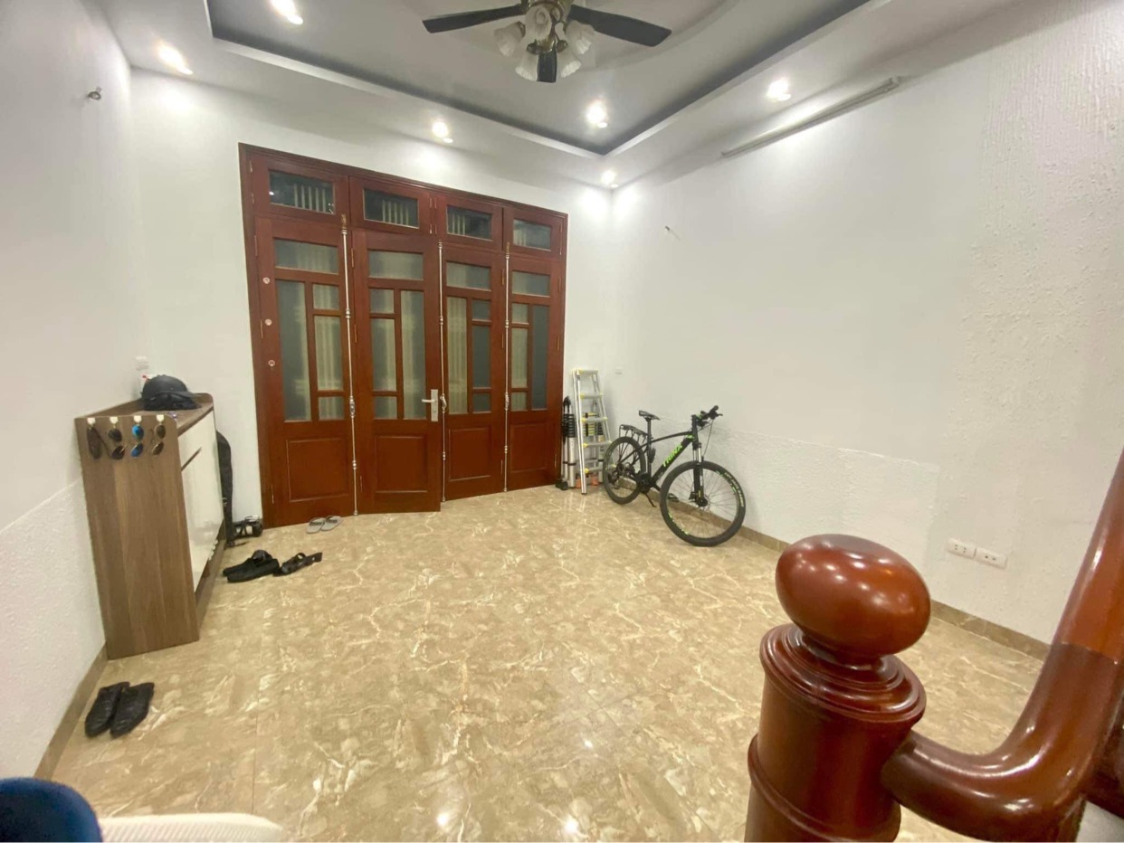 Chỉ 5,85 tỷ, Nhà Trung Tâm Đống Đa, Láng Hạ, 42m2 5 Tầng Mặt Tiền 4.1m, 2 Thoáng Ở Luôn.