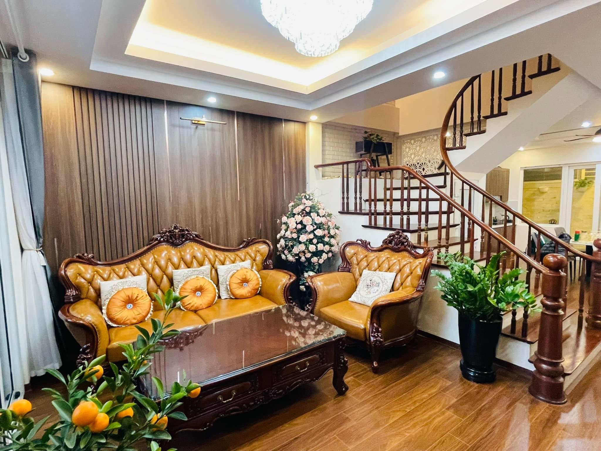 Phân lô Vip Văn Cao - Hàng xóm cán bộ - Cách đường rộng 3 ô tô tránh 15m