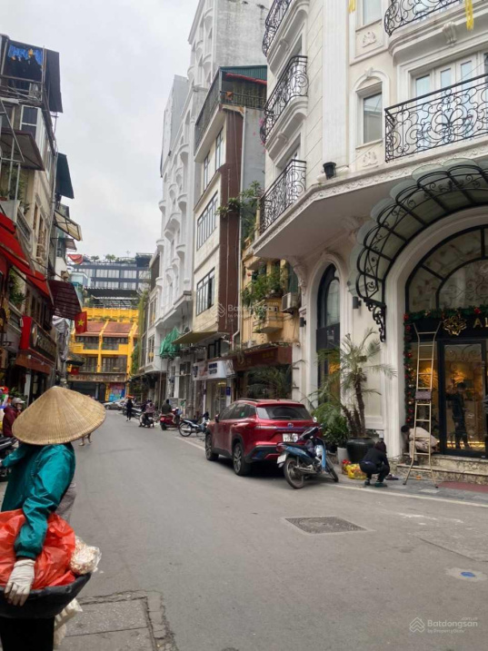 Đẳng cấp! Siêu hiếm! Bán biệt thự - Mặt phố Trần Hưng Đạo - 1 sổ - 1 chủ - 570m2 - MT: 13m - 340 tỷ