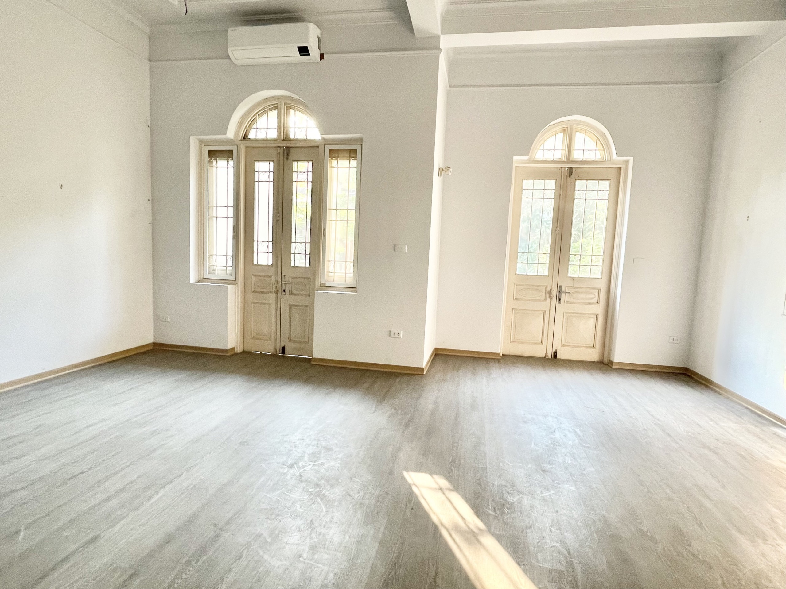 Bán nhà MP Nghĩa Đô 78m2, giá 24,5 tỷ - KD sầm uất, vỉa hè - Sổ vuông bao diêm